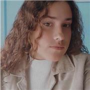 Joven de segundo de carrera que puede dar clase a primaria y la ESO de manera presencial y online.